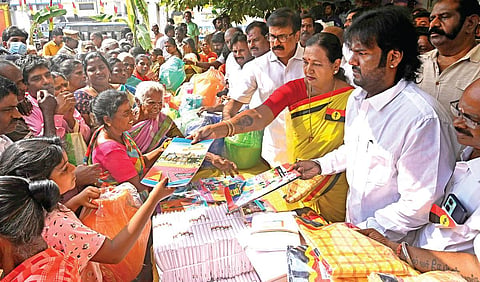 தேமுதிக பொதுச்செயலாளர் பிரேமலதா நலத்திட்ட உதவி வழங்கினார்.
உடன் விஜய பிரபாகரன், எல்.கே.சுதீஷ் உள்ளிட்ட நிர்வாகிகள். படம்: ம.பிரபு