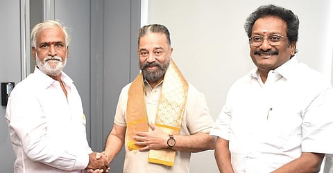 மக்கள் நீதி மய்யம் கட்சித் தலைவர் கமல்ஹாசனை நேற்று அமைச்சர் 
சேகர்பாபு சந்தித்தார். உடன் பொதுச் செயலாளர் ஆ.அருணாச்சலம்.