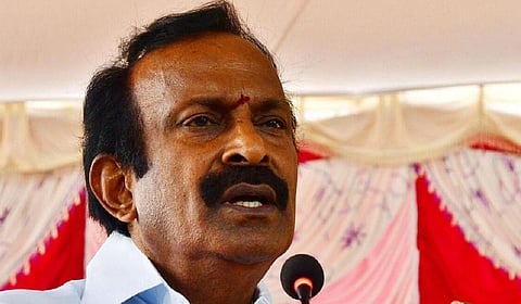 வீட்டு வசதி வாரியத்தால் எடுக்கப்பட்ட இடங்களில் வசிப்பவர்களுக்கு நிலத்தை விடுவிப்பது குறித்து ஆராய 2 பேர் குழு - அமைச்சர் தகவல்