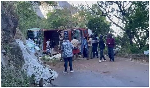 கூடலூர் தேசிய நெடுஞ்சாலையில் லாரி கவிழ்ந்து மூன்று மாநில போக்குவரத்து பாதிப்பு