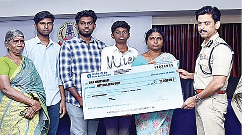 உடல் நலக்குறைவால் உயிரிழந்த எஸ்.ஐ கோபு குடும்பத்தினரிடம் 
ரூ.15 லட்சம் நிதியை, சென்னை காவல் ஆணையர் அருண் வழங்கினார்.