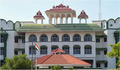 கடனை செலுத்திய பிறகும் சொத்து ஆவணங்களை வழங்க மறுத்த வங்கி அதிகாரிக்கு ஐகோர்ட் கண்டிப்பு