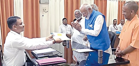 மக்களவை தேர்தலில் பிரதமர் மோடி வேட்பு மனுவை நின்றபடி ​தாக்கல் செய்ய, அதை தேர்தல் அதிகாரி என்ப​தால் இருக்கை​யில் அமர்ந்தபடி ஆட்சியர் ராஜலிங்கம் பெற்றார். (கோப்புப் படம்)