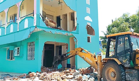 கும்மிடிப்பூண்டி அருகே மேல்பாக்கம் கிராமத்தில் வனத்துறைக்கு சொந்தமான நிலத்தை  ஆக்கிரமித்துள்ள வீடுகளை நேற்று பொக்லைன் இயந்திரங்கள் மூலம் வனத்துறையினர் அகற்ற முயன்றனர்.