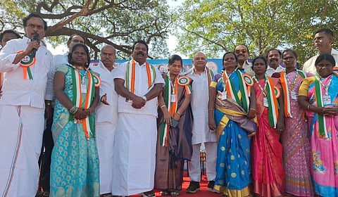 காஞ்சிபுரம் மாவட்டம் ஸ்ரீபெரும்புதூரில் காங்கிரஸ் கட்சி நிர்வாகிகளுக்கு அடையாள அட்டை வழங்கும் நிகழ்ச்சியில் அக்கட்சியின் தலைவர் செல்வப்பெருந்தகை கலந்துகொண்டார்.