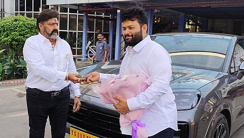தமனுக்கு விலை உயர்ந்த கார் பரிசளித்த பாலய்யா!