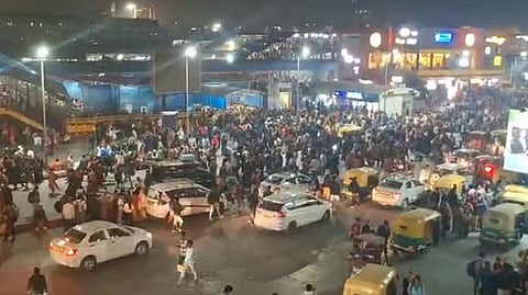 டெல்லி ரயில் நிலையத்துக்கு வெளியே திரண்டுள்ள மக்கள்.
