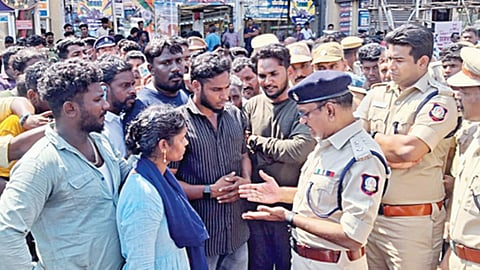 மயிலாடுதுறையில் 2 இளைஞர்கள் கொலை - சாராய விற்பனையை தட்டிக் கேட்டதால் நடந்ததா?