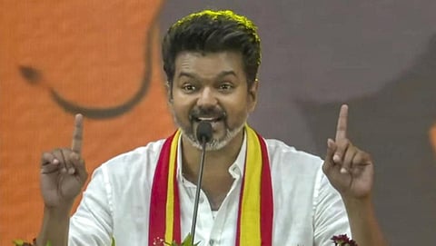 ‘மும்மொழிக் கொள்கையை திணிப்பது மாநிலங்களின் தன்னாட்சி உரிமையைப் பறிப்பதாகும்’ - விஜய்