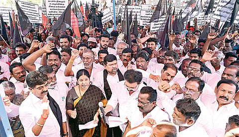 இலங்கையில் சிறை வைக்கப்பட்டுள்ள தமிழக மீனவர்களை மீட்கக் கோரி ராமேசுவரத்தில் திமுக சார்பில் நேற்று நடைபெற்ற ஆர்ப்பாட்டத்தில் பங்கேற்ற கனிமொழி எம்.பி. உள்ளிட்டோர்.  படம்: எல்.பாலச்சந்தர்