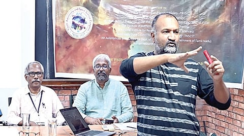 தமிழ்​நாடு வானியல் மற்றும் அறிவியல் கழகம் (TASS) சார்​பில் இளைஞர் வானியல் விண்​வெளி அறிவியல் பயிற்சி முகாம், சென்னை தரமணி​யில் நடைபெற்​றது. இதில் இந்திய வானியற்​பியல் நிறு​வனத்தின் விஞ்​ஞானி நீருஜ் மோகன் ராமானுஜம் பேசினார். உடன் தமிழ்​நாடு வானியல் மற்றும் அறிவியல் கழக மாநில தலைவர் ரமேஷ், செயலாளர் சாந்தி, பொதுச் செயலாளர் மனோகர், சென்னை அஸ்டே்ரோ கிளப் தலைவர் ரவிகு​மார், பொதுச்​செய​லாளர் உதயன், அறிவியல் பலகை ஒருங்​கிணைப்​பாளர் ஸ்ரீகு​மார் ஆகியோர்.படம்: எஸ்​.சத்​தி​யசீலன்​