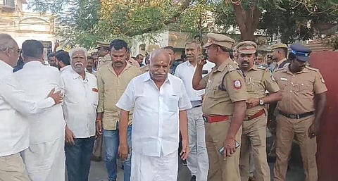 கோவை ஆர்.எஸ்.புரம் சட்டம் ஒழுங்கு காவல் நிலையத்தில் இன்று மாலை விசாரணைக்கு ஆஜராக வந்த இந்து முன்னணி மாநில தலைவர் காடேஸ்வரா சுப்பிரமணியம். 