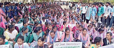 மாணவி மீதான பாலியல் அத்துமீறல் சம்பவத்தை கண்டித்து, சி.முட்லூர் அரசு கலைக்கல்லூரி மாணவ, மாணவிகள் வகுப்புகளை புறக்கணித்து போராட்டத்தில் ஈடுபட்டனர்.