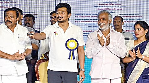 ரிப்பன் மாளிகையில் நேற்று நடந்த நிகழ்ச்சியில், சென்னை மாநகராட்சி மற்றும் சென்னை குடிநீர் வாரியம் சார்பில் ரூ.1,893 கோடியில் முடிவுற்ற 28 திட்டப் பணிகளை துணை முதல்வர் உதயநிதி ஸ்டாலின் திறந்து வைத்தார். 87 புதிய திட்டப் பணிகளுக்கு அடிக்கல் நாட்டினார். உடன், அமைச்சர்கள் கே.என்.நேரு, மா.சுப்பிரமணியன், சேகர்பாபு, மேயர் பிரியா, எம்.பி.க்கள் தயாநிதி மாறன், கனிமொழி என்விஎன் சோமு ஆகியோர். | படம்: எஸ்.சத்தியசீலன் |