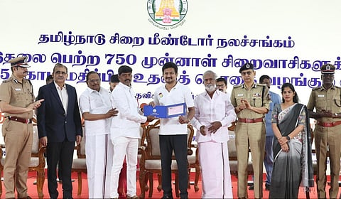 தமிழ்நாடு சிறை மீண்டோர் நலச் சங்கத்தின் சார்பாக நடைபெற்ற நிகழ்ச்சியில் துணை முதல்வர் உதயநிதி பயனாளிகளுக்கு உதவித்தொகைகளை வழங்கினார்