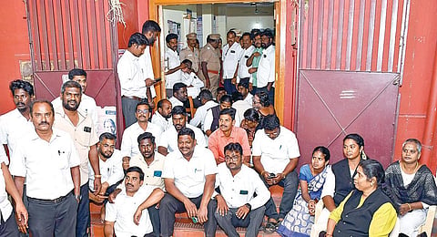 திண்டுக்கல் நகர் வடக்கு காவல் நிலையத்துக்குள் அமர்ந்து முற்றுகைப் போராட்டத்தில் ஈடுபட்ட வழக்கறிஞர்கள். படம்: நா.தங்கரத்தினம்