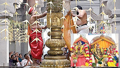 ராமநாத சுவாமி கோயிலில் நேற்று நடைபெற்ற கொடியேற்றம். (உள்படம்) சிறப்பு அலங்காரத்தில் சுவாமி, பிரியாவிடை, பர்வதவர்த்தினி அம்பாள்.  படங்கள்: எல்.பாலச்சந்தர்