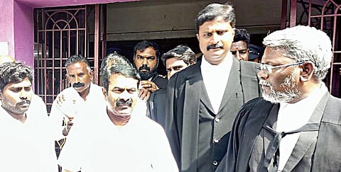 விக்கிரவாண்டியில் உள்ள  மாவட்ட உரிமையியல் மற்றும் நீதித்துறை நடுவர் நீதிமன்றத்தில் நேற்று ஆஜராக வந்த சீமான்.