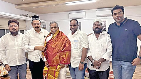 தவெக பொதுச்செயலாளர் என்.ஆனந்தை, தமிழ்நாடு முஸ்லிம் லீக் கட்சியின் தலைவர் வி.எம்.எஸ்.முஸ்தபா சந்தித்து ஆதரவு தெரிவித்தார். உடன் தவெக பிரச்சார மேலாண்மை பொதுச்செயலாளர் ஆதவ் அர்ஜுனா.