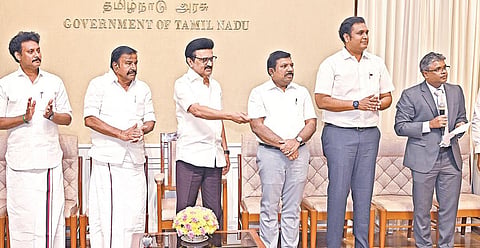 திருச்சி, மதுரையில் ரூ.717 கோடியில் அமைய இருக்கும் டைடல் பூங்காக்களுக்கு முதல்வர் மு.க.ஸ்டாலின் நேற்று காணொலி வாயிலாக அடிக்கல் நாட்டினார். சென்னை தலைமைச் செயலகத்தில் நடந்த இந்த நிகழ்ச்சியில் அமைச்சர்கள் கே.என்.நேரு, அன்பில் மகேஸ் பொய்யாமொழி, டி.ஆர்.பி.ராஜா,  தலைமைச் செயலர் நா.முருகானந்தம், தொழில் துறை செயலர் வி.அருண்ராய், டிட்கோ மற்றும் டைடல் பார்க் மேலாண் இயக்குநர் சந்தீப் நந்தூரி உள்ளிட்டோர் பங்கேற்றனர்.