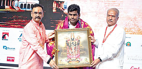திருப்பதியில் நடைபெற்று வரும் சர்வதேச கோயில்கள் மாநாட்டில் பங்கேற்ற தமிழக பாஜக தலைவர் அண்ணாமலைக்கு, நிகழ்ச்சி நிர்வாகிகள் ஏழுமலையானின் படத்தை வழங்கி கவுரவித்தனர்.