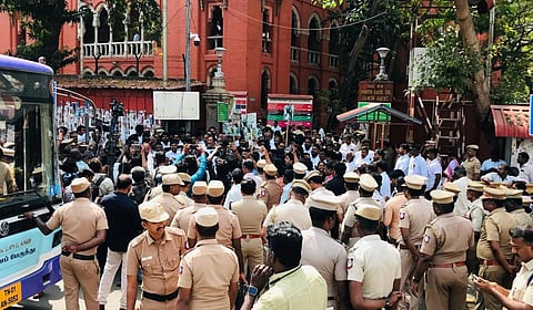 சென்னை உயர் நீதிமன்றத்தில் வழக்கறிஞர்கள் மீது போலீஸார் நடத்திய தடியடி சம்பவத்தைக் கண்டிக்கும் வகையில் 16-வது ஆண்டாக போராட்டத்தில் ஈடுபட்ட வழக்கறிஞர்களை போலீஸார் கைது செய்தனர்.