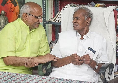 மாற்று அணியினரை மதிக்கும் அரசியல் நாகரிகம்! - நல்லகண்ணு, பழ.நெடுமாறனை சந்தித்த சி.பி.ராதாகிருஷ்ணன்