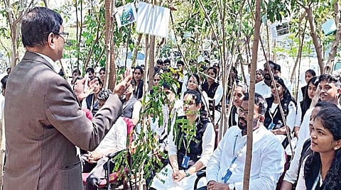 தரமணியில் உள்ள தமிழ்நாடு டாக்டர் அம்பேத்கர் சட்ட பல்கலைக்கழகத்தில் அமைக்கப்பட்டுள்ள சுற்றுச்சூழல் வகுப்பறையை பல்கலைக்கழக துணைவேந்தர் என்.எஸ்.சந்தோஷ்குமார் தொடங்கி வைத்து பாடம் நடத்தினார்.