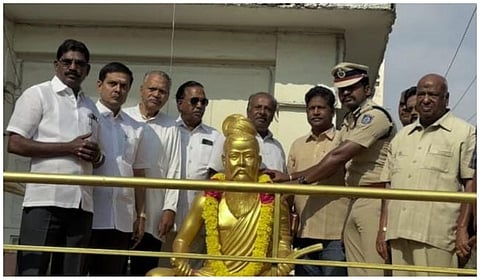 திருவள்ளுவர் சிலைக்கு மாலை அணிவித்து மரியாதை