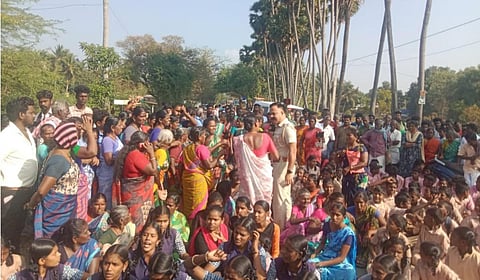 புதுக்கோட்டை மாவட்டம் அரிமளம் அருகே ஆசிரியர் மீதான போக்சோ வழக்கை திரும்பப் பெற வலியுறுத்தி அப்பள்ளி மாணவர்கள், பெற்றோர் சாலை மறியலில் ஈடுபட்னர்