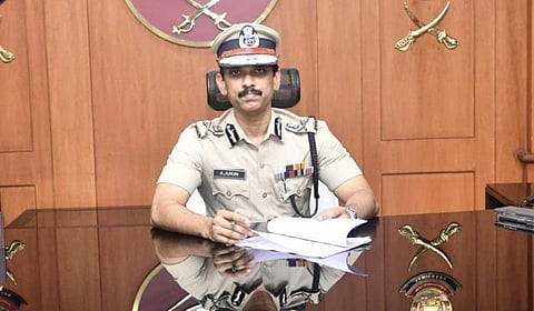 குற்றவாளிகளுக்கு ஆயுள் தண்டனை பெற்று கொடுத்த விசாரணை அதிகாரிகளுக்கு காவல் ஆணையர் நேரில் பாராட்டு