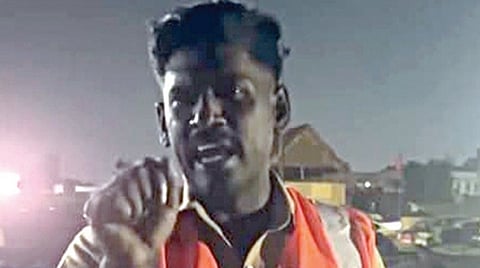 இளம் பெண்ணிடம் விசாரணை மேற்கொண்ட காவலர்