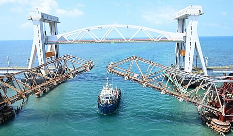 பாம்பன் ரயில் தூக்குப் பாலங்களை கடந்து கொச்சி செல்லும்  கப்பல் | படங்கள்: எல். பாலச்சந்தர் 