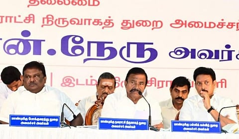 திருச்சியில் நடைபெற்ற 8 மாவட்டங்களுக்கான வளர்ச்சிப் பணிகள் ஆய்வுக் கூட்டத்தில் அமைச்சர் கே.என்.நேரு உள்ளிட்ட அமைச்சர்கள் கலந்துகொண்டனர்.