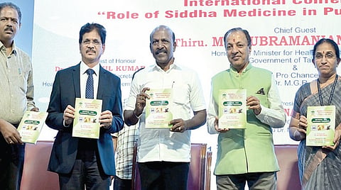தமிழ்நாடு டாக்டர் எம்ஜிஆர் மருத்துவ பல்கலைக்கழகத்தில் சர்வதேச சித்த
மருத்துவம் தொடர்பான மாநாடு நேற்று நடைபெற்றது. இதில் மாநாட்டு மலரை சுகாதாரத்துறை அமைச்சர் மா.சுப்பிரமணியன் வெளியிட்டார். உடன்
மத்திய ஆயுஷ் அமைச்சகத்தின் ஆலோசகர் கவுஷ்துபா, பல்கலைக்கழக துணை வேந்தர் நாராயணசாமி உள்ளிட்டோர். | படம்: எஸ்.சத்தியசீலன் |