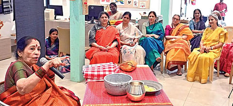 கமலா கைவினைப் பொருட்கள் அங்காடியில் விற்பனை செய்யப்படும் பொருட்கள் குறித்து வாடிக்கையாளர்களுக்கு விழிப்புணர்வு
