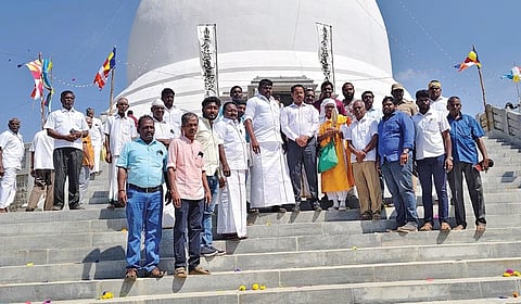 உலக அமைதி கோபுரம் திறப்பு விழாவில் தென்காசி மாவட்ட ஆட்சியர்  ஏ.கே. கமல் கிஷோர் உள்ளிட்டோர் கலந்து கொண்டனர்.