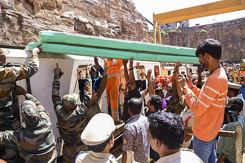 தெலங்கானா: சுரங்க இடிபாடுகளில் சிக்கியவர்களை மீட்கும் பணியில் ராணுவ பொறியாளர்கள்