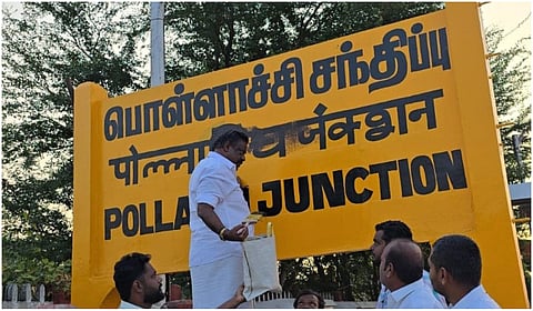 பொள்ளாச்சி ரயில் நிலைய பெயர் பலகையில் இந்தி அழிப்பு: திமுகவினர் மீது ரயில்வே போலீஸார் வழக்கு