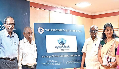 தரமணியில் உள்ள விஎச்எஸ் பன்னோக்கு சிறப்பு மருத்துவமனையில், மூத்த குடிமக்களுக்கான ஆரோக்கிய அட்டையை  வி.எஸ்.நடராஜன் முதியோர் நல அறக்கட்டளை நிறுவனர் டாக்டர் வி.எஸ்.நடராஜன் அறிமுகப்படுத்தினார். விஎச்எஸ் மருத்துவமனை கவுரவ செயலர் சுரேஷ் சேஷாத்ரி, பொதுமேலாளர்  ஸ்ருதி பார்கவா, நீரிழிவு மற்றும் நாளமில்லா சுரப்பியியல் துறை தலைவர் உஷா ராம், துரைசாமி சிவகாமி ராமையா உள்ளிட்டோர்  உடனிருந்தனர்.படம்: எஸ். சத்தியசீலன்