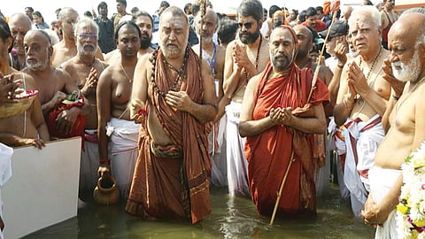 பிரயாக்ராஜ் மகா கும்பமேளாவில் ஸ்ரீ விஜயேந்திரர் புனித நீராடினார்