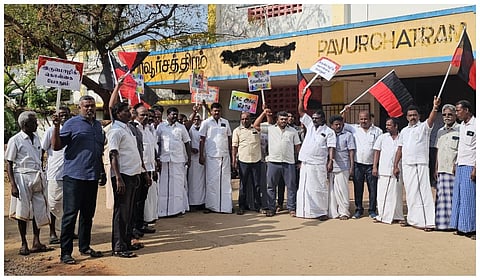 பாவூர்சத்திரம் ரயில் நிலையத்தில் இந்தி எழுத்துகளை அழித்து திமுகவினர் போராட்டம்
