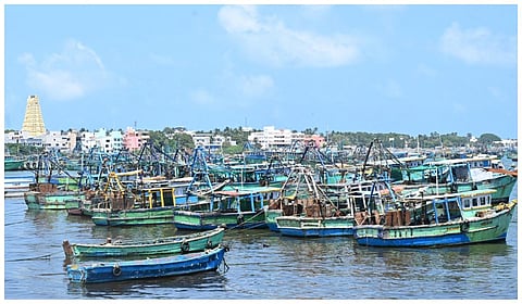 இலங்கை கடற்படை கைது செய்த மீனவர்களை விடுவிக்கக் கோரி ராமேசுவரத்தில் வேலை நிறுத்தம்
