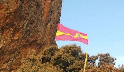கோவை வெள்ளியங்கிரி மலையில் கட்சி தொண்டர் ஒருவரால் ஏற்றப்பட்ட தவெக கொடி