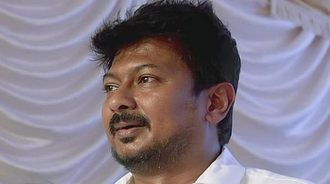 ஆட்டோ கவிழ்ந்து விபத்​தில் சிக்​கிய​வர்​களுக்கு முதலுதவி அளித்த துணை முதல்வர்