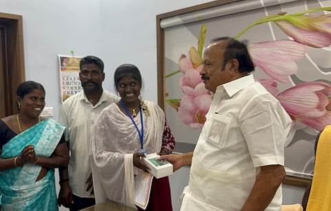கடலூர்: முதல்வரிடம் செல்போன் இல்லை என்ற கல்லூரி மாணவி; உடனே வாங்கித்தந்த அமைச்சர்