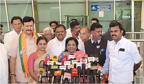 கோவை விமான நிலையத்தில் பாஜக மூத்த தலைவர்  தமிழிசை சவுந்தரராஜன் செய்தியாளர்களைச் சந்தித்தார் |  படம்:ஜெ.மனோகரன்