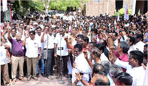 மதுரை ஆட்சியர் அலுவலகம் முன்பு கோரிக்கைகளை வலியுறுத்தி ஆர்ப்பாட்டத்தில் ஈடுபட்ட ஜாக்டோ ஜியோ அமைப்பினர் |  படங்கள் எஸ்.கிருஷ்ணமூர்த்தி