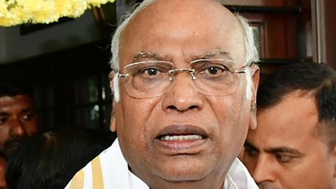 “எஸ்சி, எஸ்டி, ஓபிசி, சிறுபான்மை மாணவர்களுக்கான உதவித் தொகை குறைப்பு” - கார்கே குற்றச்சாட்டு