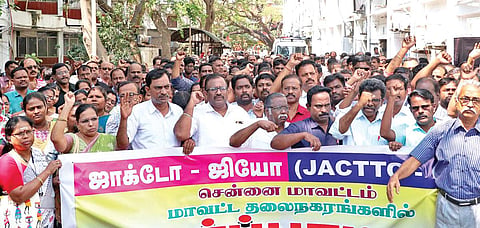 பழைய ஓய்வூதியத் திட்டம் உள்ளிட்ட கோரிக்கைகளை வலியுறுத்தி, ஜாக்டோ-ஜியோ சார்பில் சென்னை சேப்பாக்கம், எழிலகம் வளாகத்தில் நேற்று நடைபெற்ற ஆர்ப்பாட்டத்தில் ஏராளமான அரசு ஊழியர்கள் பங்கேற்றனர். படம்: ம.பிரபு